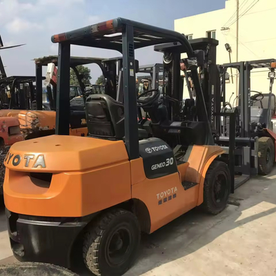 トヨタ FD30 3トンのフォークリフト
