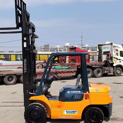 トヨタ3トンのフォークリフト FD30 中古 状態良好 価格も安く 効率も良い