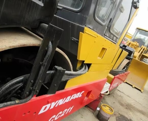 スウェーデンから二手振動コンパクター Dynapac CC211 中古道路ローラー